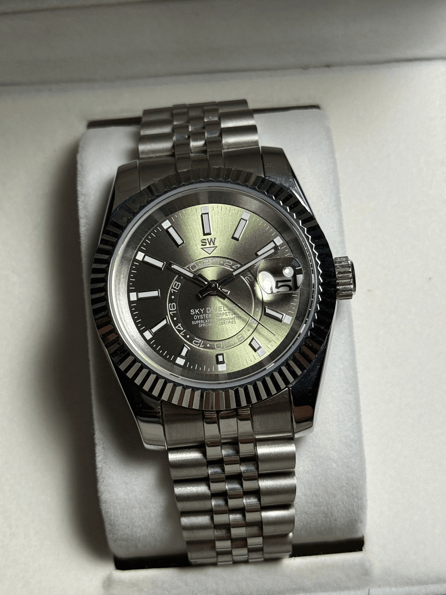 Detalle de reloj SuiteWatch en acero