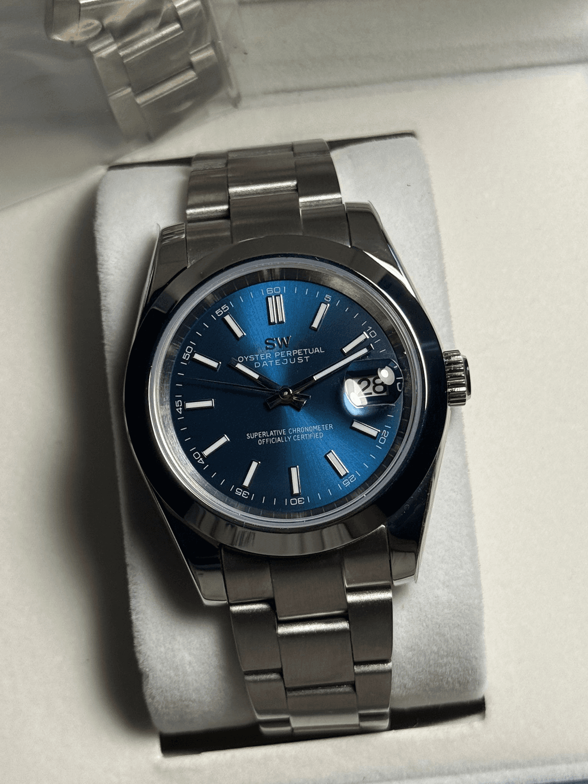 Reloj automático SuiteWatch en presentación