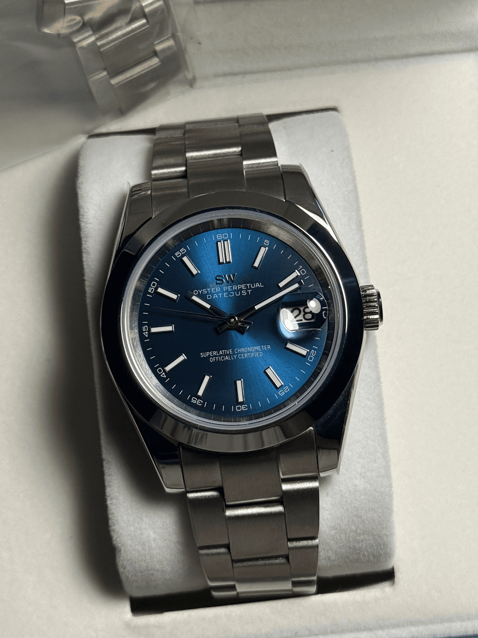 Reloj automático SuiteWatch en presentación