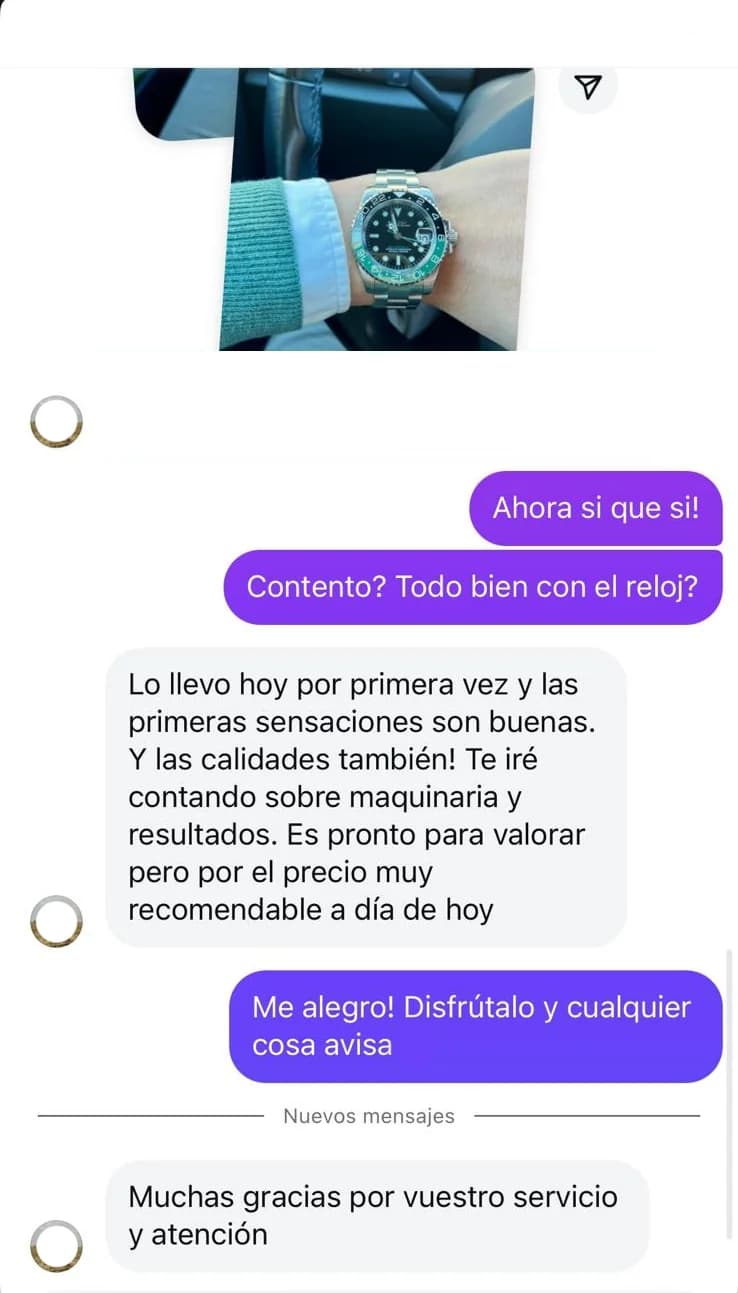 Testimonio de cliente Suite Watch con reloj GMT verde en la muñeca