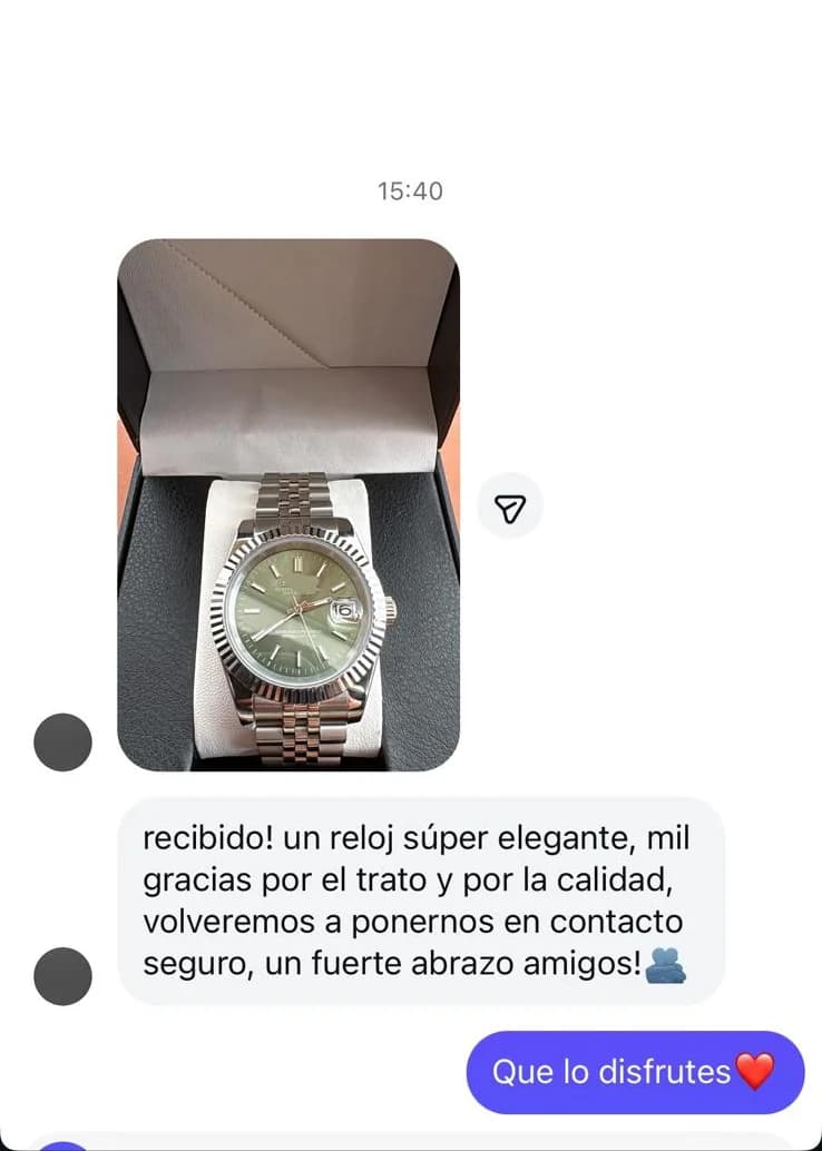Testimonio de cliente Suite Watch con reloj verde elegante en estuche